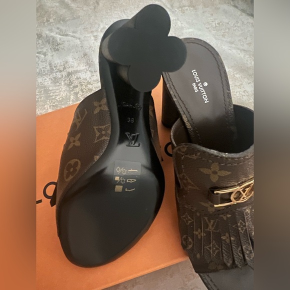 100% authentic Louis Vuitton LV Monogram Slides New Size 39, fit size 38 - Picture 5 of 9